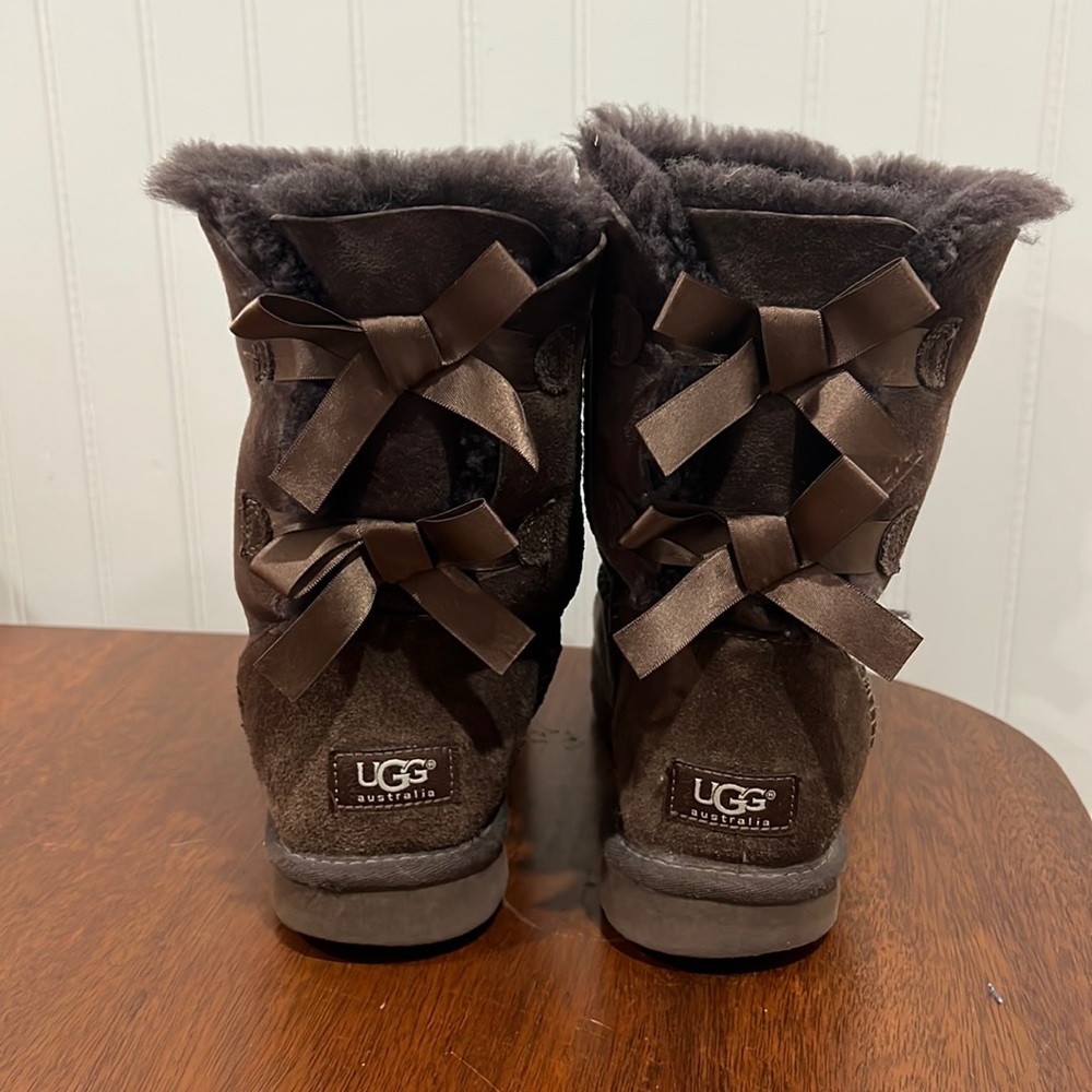 Women’s SHORT METRO BOW UGG BOOTS - CHOCOLATE size 9 (worn)